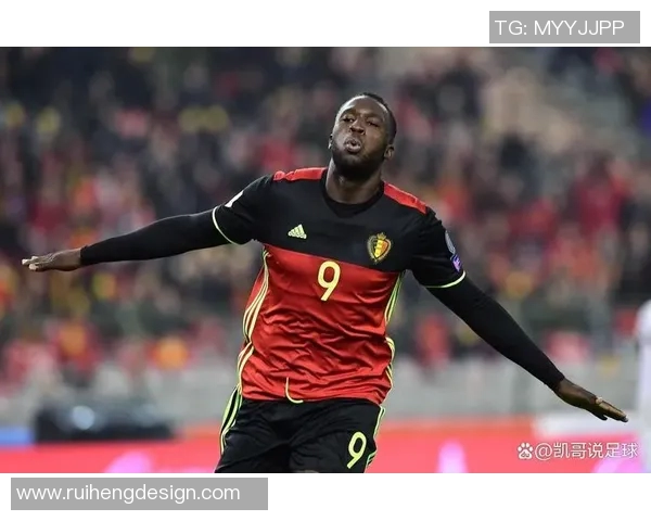 足球场边缘直击球星风采 近距离感受赛场激情与荣耀